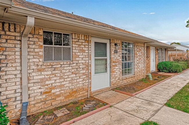 Building Photo - 1110 W Tri Oaks Ln
