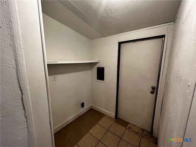 Building Photo - 220 Six Pines Rd
