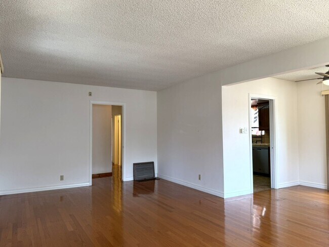 Foto del edificio - 836-836 W 25th St