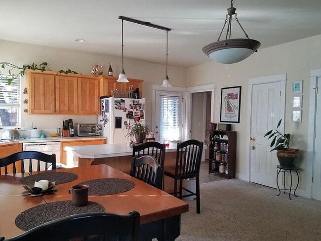 Building Photo - Adorable single-level 3x2 in desirable Fox...