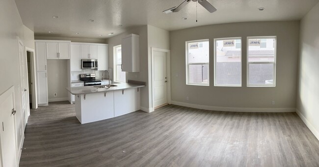 Building Photo - Beautiful Townhome in Washington!