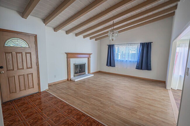 Foto del edificio - Spacious 4-Bedroom + Office Home on a Cul-de-Sac in Panorama City!