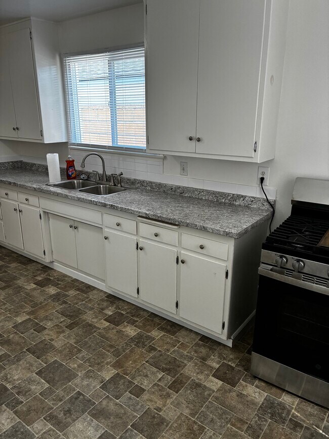 Foto del edificio - 2154 Stevely Ave