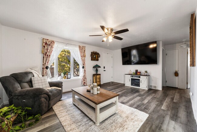 Building Photo - 1189 Cree Dr