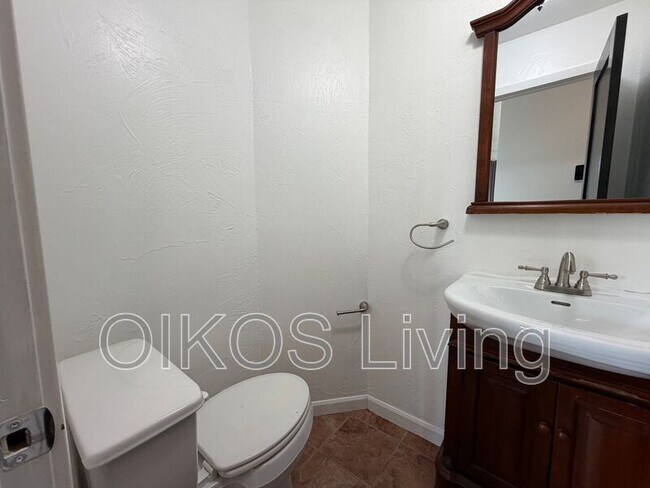 Building Photo - 320 Thomoas Circle
