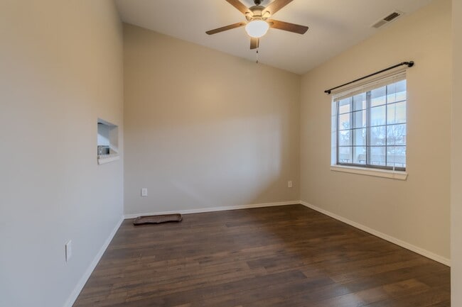 Building Photo - Great Location, Great Size, Great TC