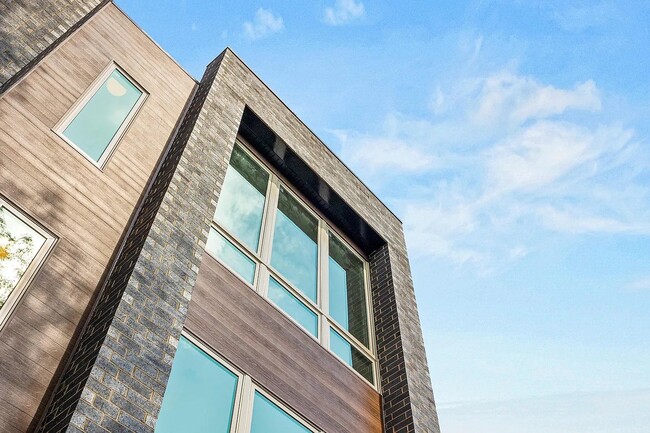 Building Photo - 4931 N Kimball Ave