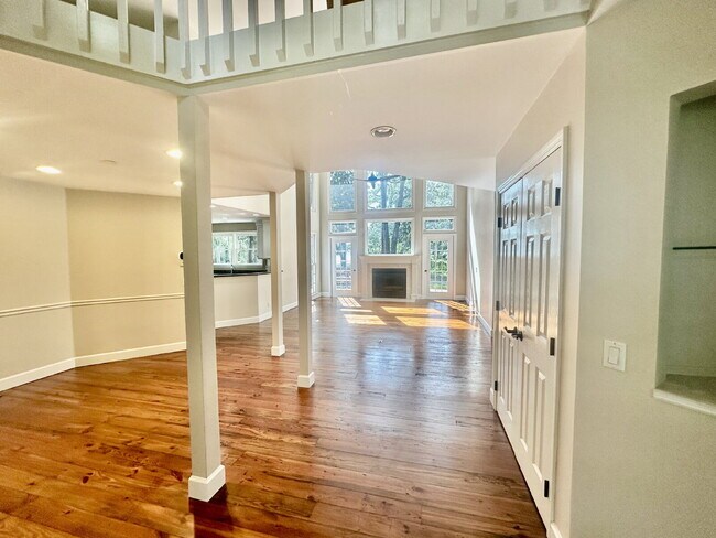 Foto del edificio - Amazing Four Bedroom Home Located Close to Alljoy Beach with Community Dock Access in Bluffton!