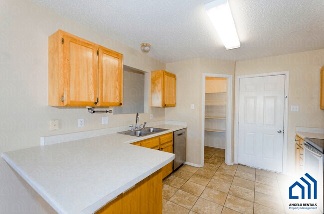 Building Photo - Lovely 3 bedroom, 2 bath home with fire pl...