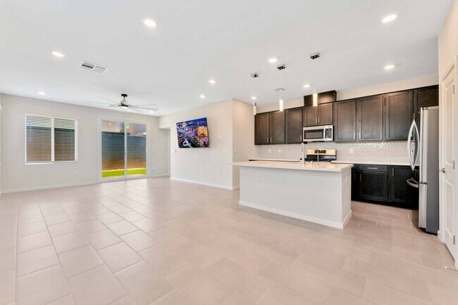 Building Photo - Spacious Modern Home with Luxuries!