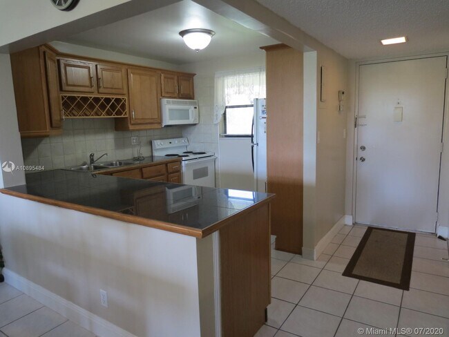 Building Photo - 2322 S Cypress Bend Dr