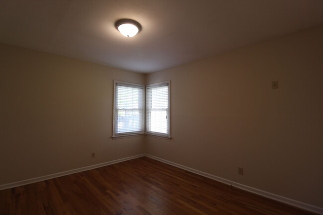 Building Photo - 2 Bedroom 1 Bath Home in Roeland Park