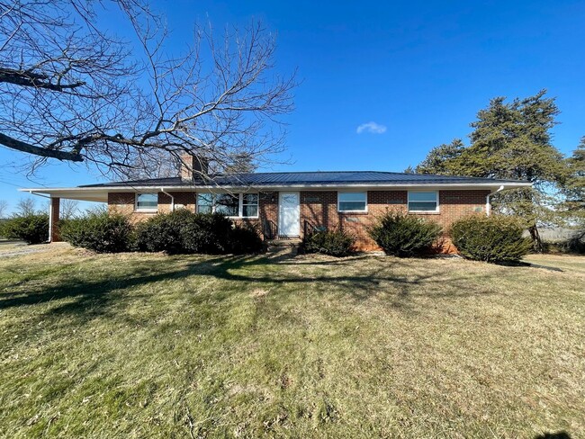 Foto del edificio - Secluded home in Nathalie, VA