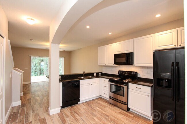 Building Photo - 15765 Fishhawk Falls Dr