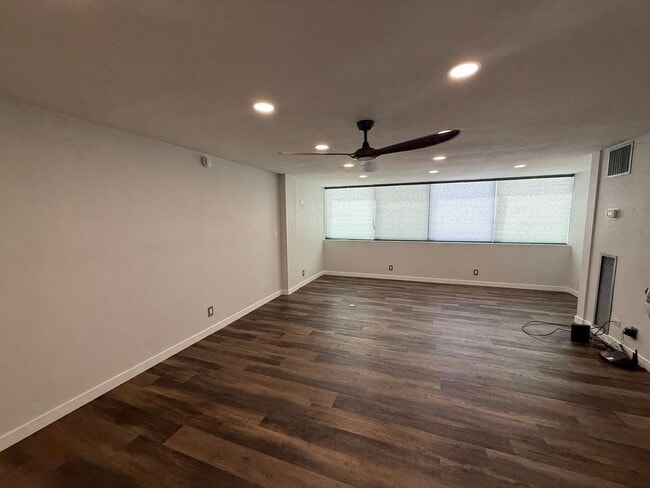 Building Photo - Bright South-Facing Condo with Stunning Fl...