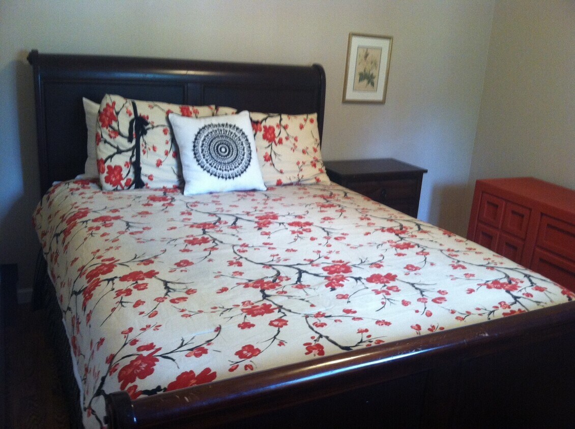 Large bedroom - 468 HIGHLAND ST