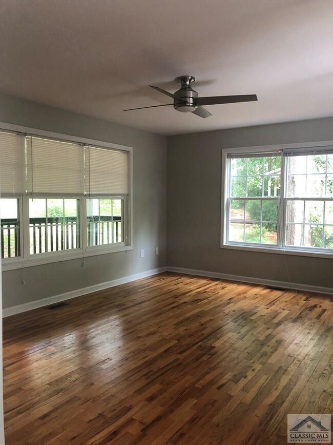 Foto del edificio - 240 Hodgson Dr