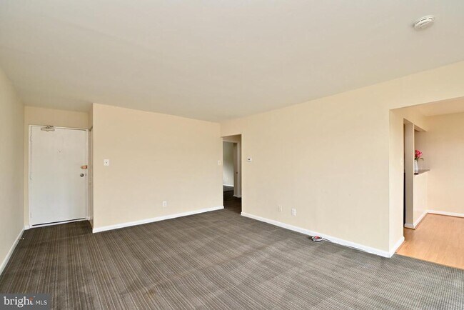 Foto del edificio - 6282 Rose Hill Ct
