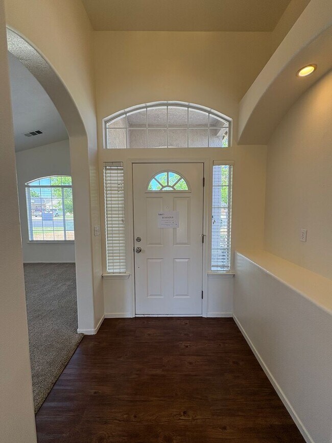 Building Photo - Cozy Lemoore Home Available Now!