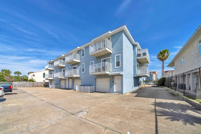 Building Photo - Charming 3-Story Townhome with Harbor View...