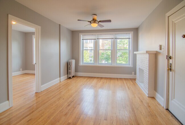 Foto del edificio - 2422 W Fargo Ave