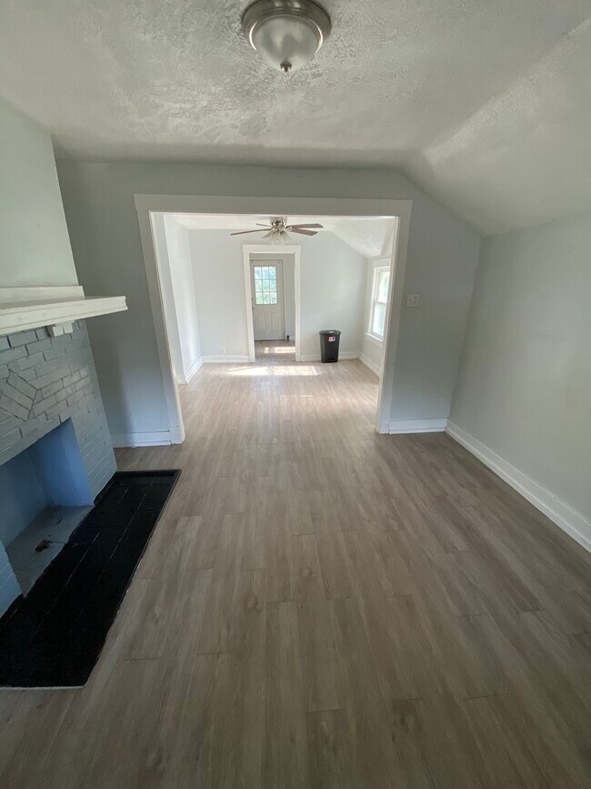 Living room - 846 Maple Ave