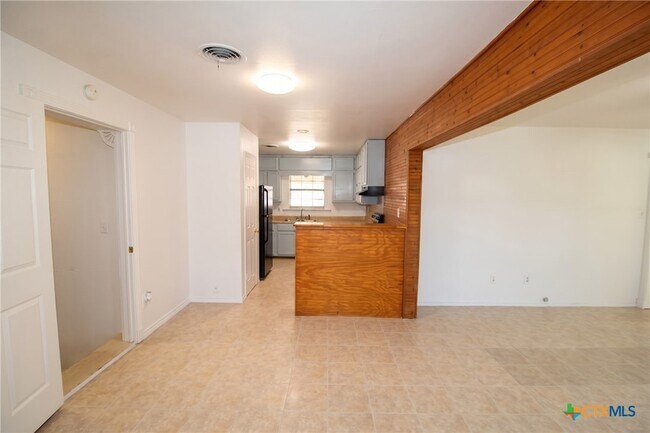 Building Photo - 709 S 11th St