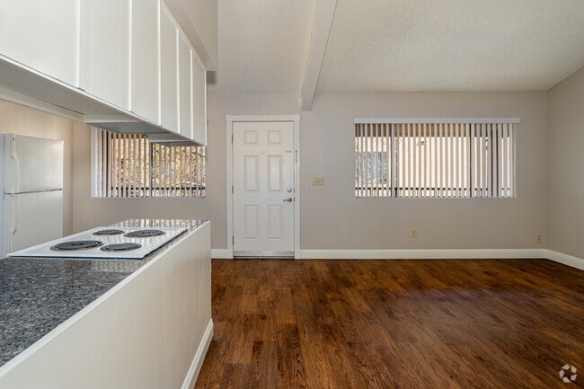 2BR, 2BA - 950SF - College Grove Apartments, LLC