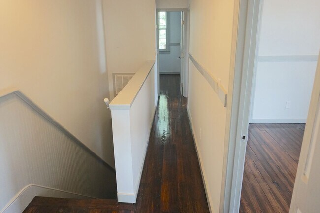 Foto del edificio - 2 BED | 1 BATH | JUST RENOVATED | VICTORIA...