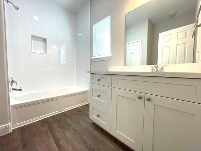 Foto del edificio - 1313 Ellington St