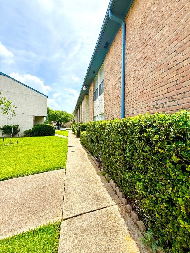Foto del edificio - 8360 Jorine Dr