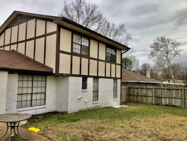 Building Photo - UPDATED IN TOWN SOUTH-LARGE 4/3 BRICK HOME-VERY NICE