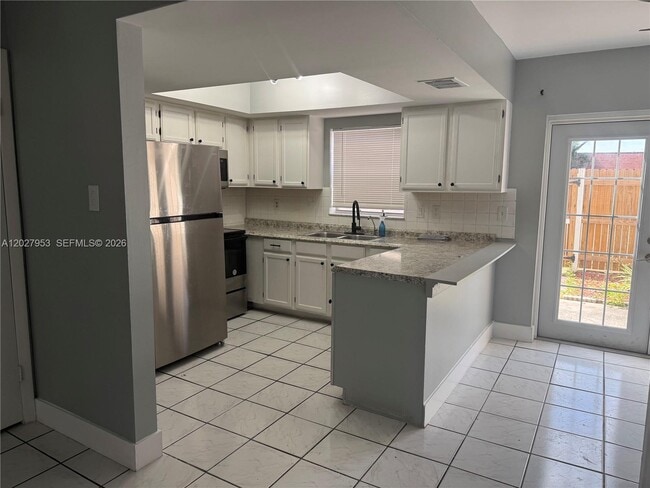 Foto del edificio - 7926 Kimberly Blvd