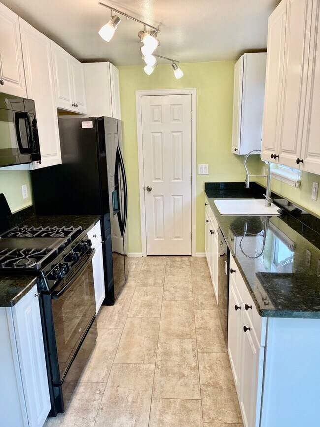 Foto del edificio - Home for rent in Summer Valley neighborhood Aurora CO