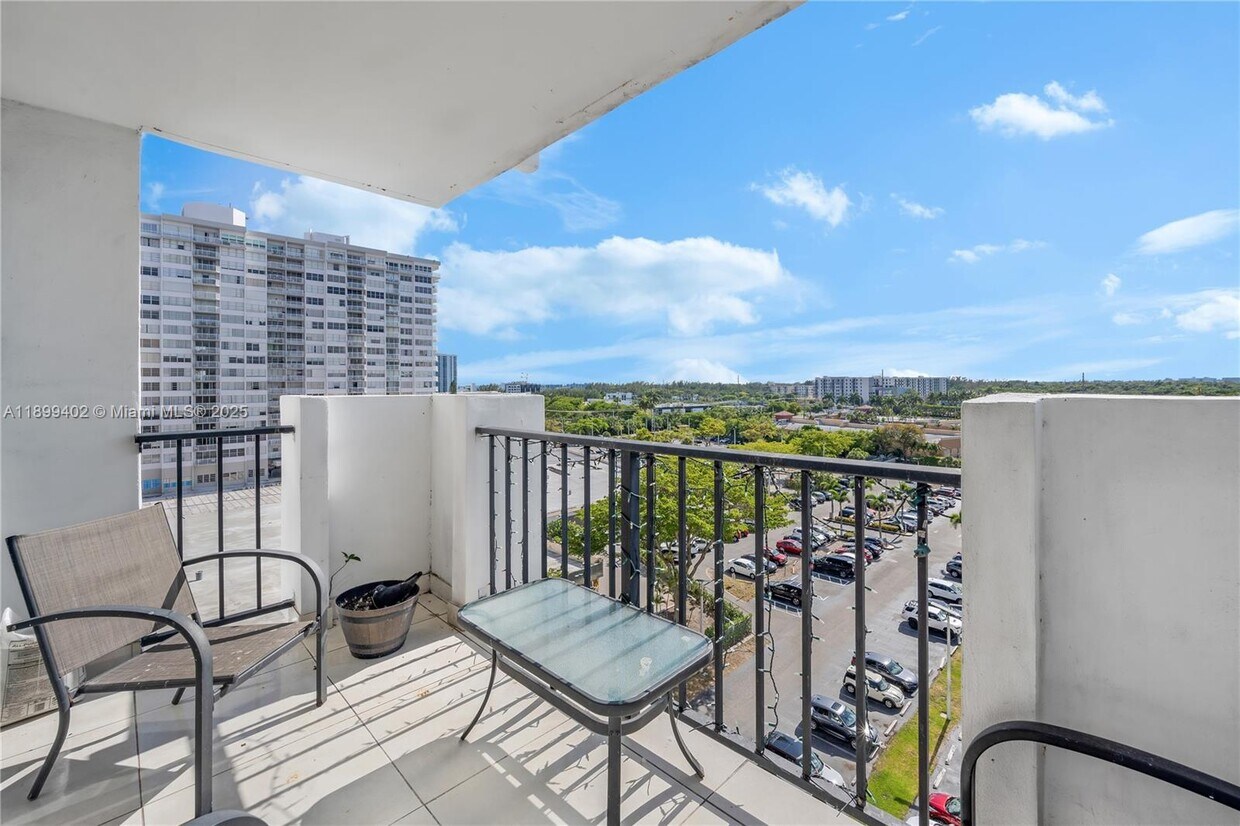 Foto principal - 2750 NE 183rd St