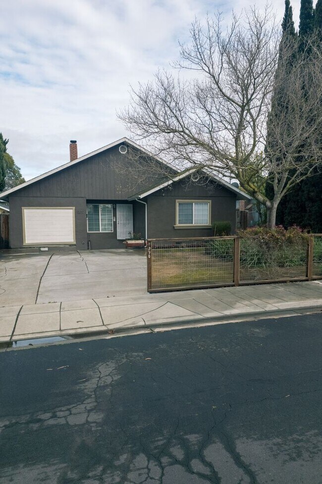 Building Photo - Menlo Park 3BR Home Near Meta, Dumbarton Bridge & Stanford – Large Yard + W/D