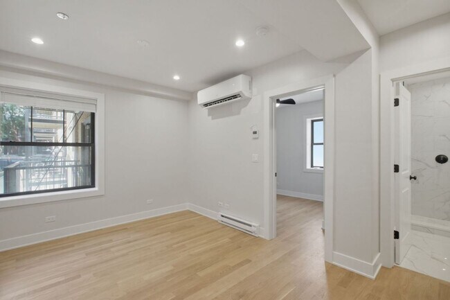 Foto del edificio - 2237 N Bissell St