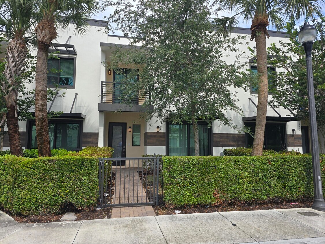 Foto principal - 3748 Lambert Ave