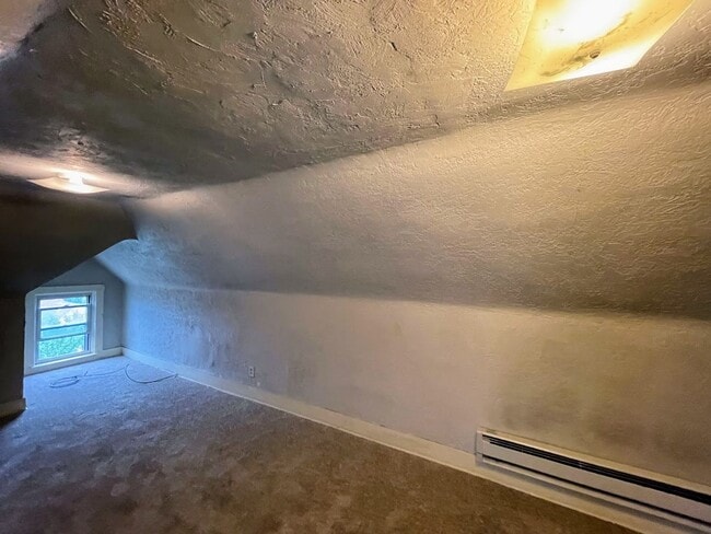 Photo - 3 bed 1.5 bath - new flooring, new appliances House