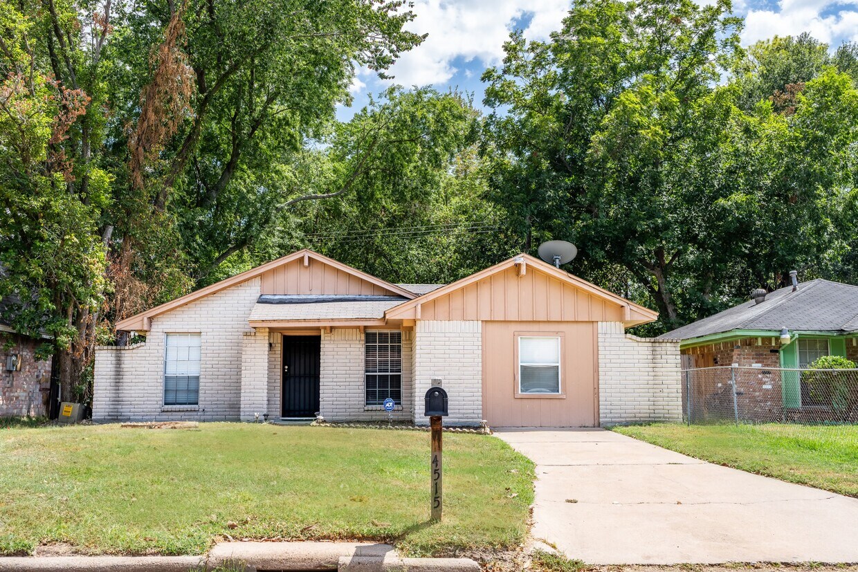 Foto principal - 4515 Oak Shadows Dr