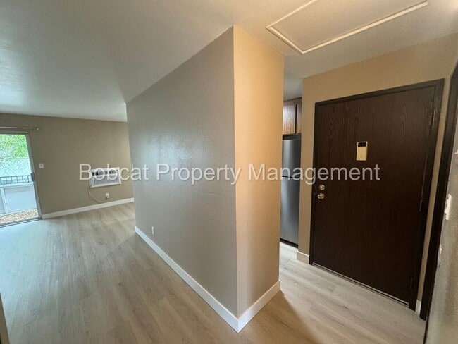 Building Photo - 400 S Saliman Rd
