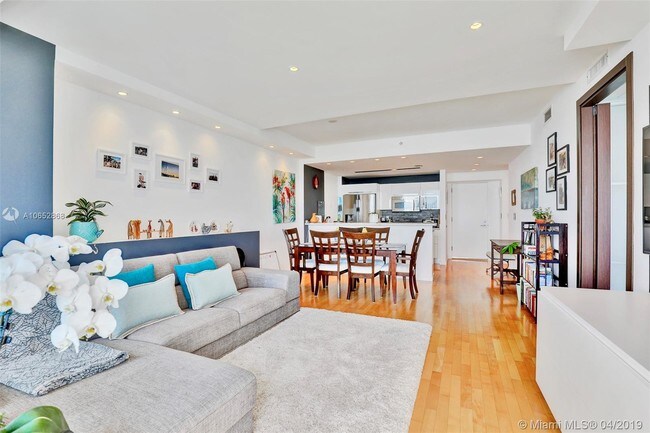 Foto del edificio - 601 NE 36th St