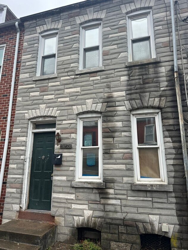 Primary Photo - Beautiful Lancaster City 3 BR For Rent