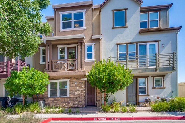 Foto del edificio - Excellent 4 Bed 2.5 Bath Town Home!