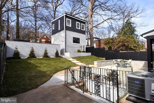 Foto del edificio - 4822 Blagden Ave NW