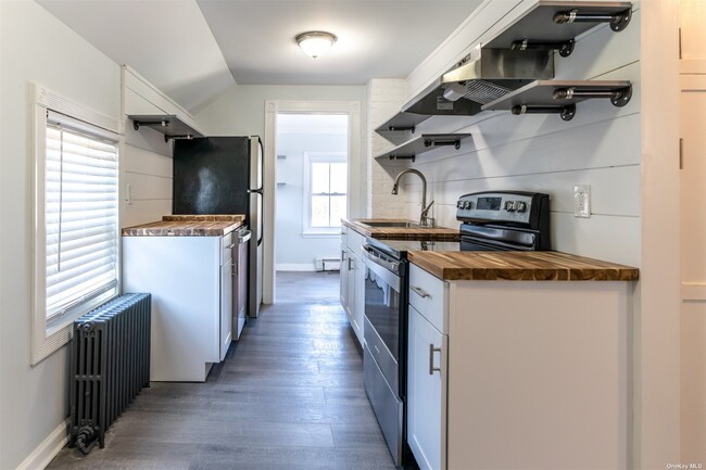 Building Photo - 376 Montauk Hwy