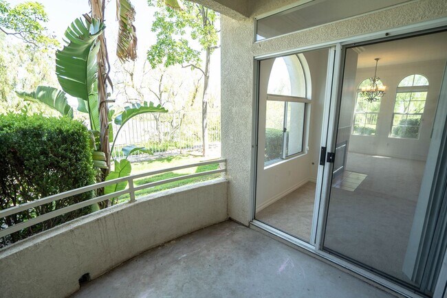 Foto del edificio - Stevenson Ranch Townhome For Rent In Crown...