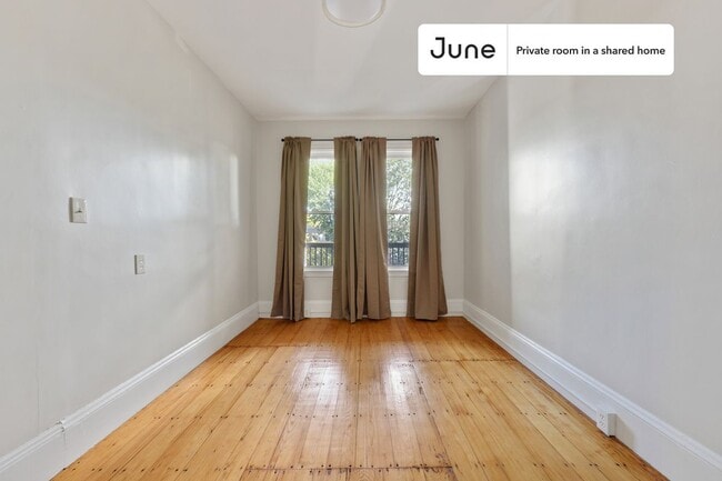 Foto del edificio - Private bedroom in 4 bed/1 bath Home