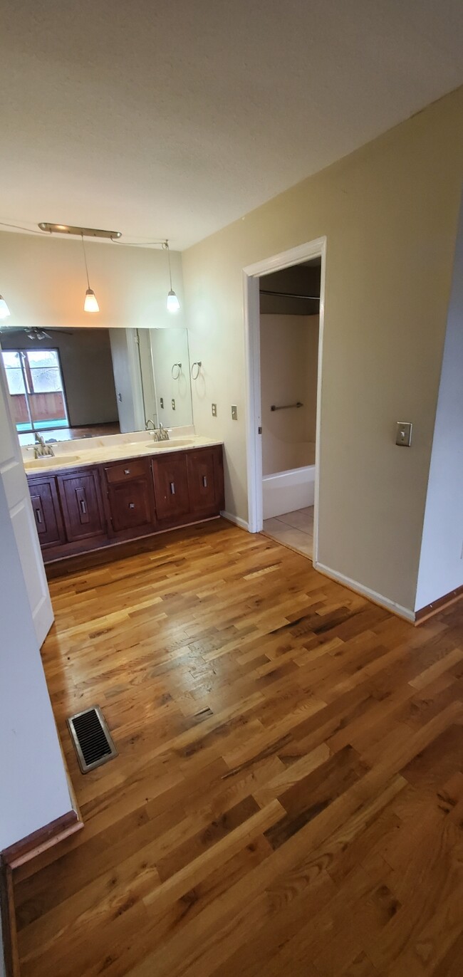 Building Photo - 816 Timothy Dr