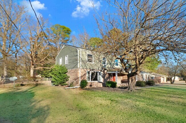 Foto del edificio - SPACIOUS & UPDATED 2-Story in Goldsboro *Convenient Location*